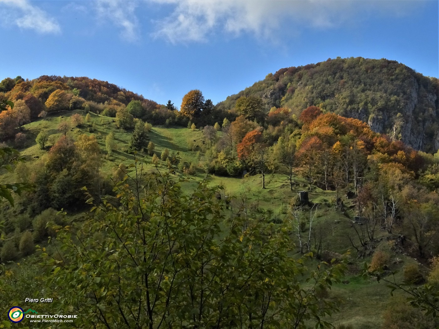 44 ...lasciato, senza volerlo, il sent. 506, sono sceso per sentierino-scorciatoia da questi prati a raggiungere il sentiero di salita per il Monte Zucco .JPG